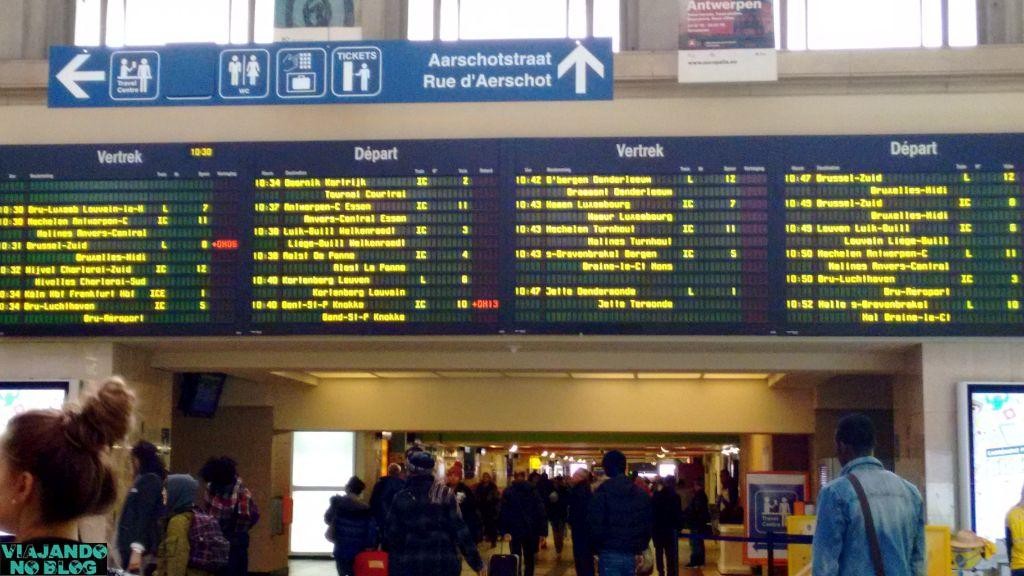 Painel de Informações na Gare du Nord/Bruxelles Nord: Vertrek = Départ = Partidas. Aqui, você confere horários, plataformas e o tipo de trem que poderá tomar.