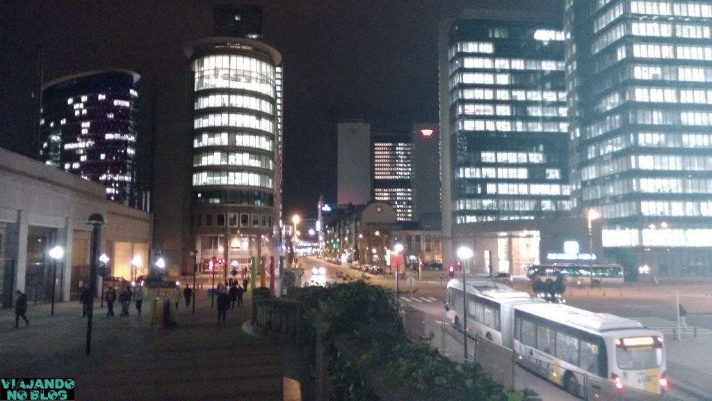 Esse é o belo visual que conseguimos ao sair da Gare du Nord à noite