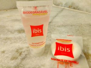 ibis-banheiro-amenities